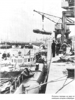 Погрузка торпеды на один из катеров в Шербуре