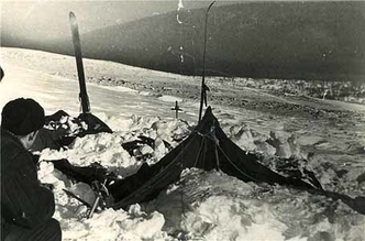 Вид палатки «дятловцев». Знаменитая, если не сказать, хрестоматийная фотография спасателя Вадима Брусницына