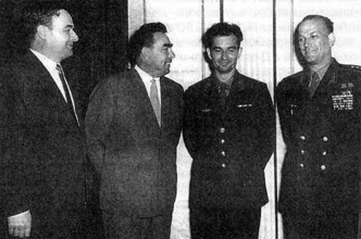 Фотография, сделанная в Кремле 14 июля 1960 г. после вручения капитану Василию Амвросиевичу Полякову ордена Боевого Красного Знамени