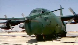 Первым самолётом, оборудованным системой подхвата человека с земли, был транспортно-десантный С-130 «Геркулес»