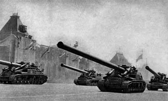«Атомный» миномёт 2Б1 «Ока» калибром 420 мм., предназначенный для ведения огня ядерными боеприпасами мощностью 13 кт и 25 кт., проходит по Красной площади на параде 1 мая 1961 г.