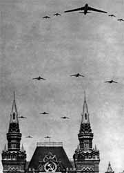 Ту-16 проходят над Красной площадью во время парада 1 мая 1954 г