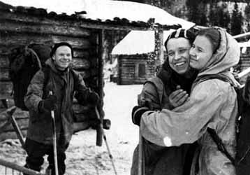 Девушки прощаются с Юрием Юдиным. Фото 2