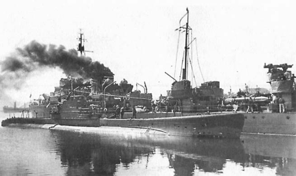 Средняя подводная лодка «Щ-118» у борта эсминца. ТОФ