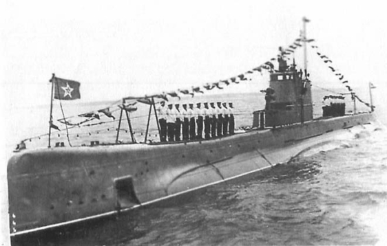 Средняя подводная лодка «Щ-302» на морском параде
