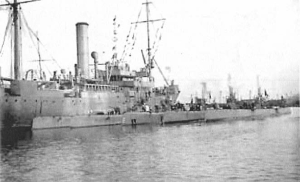 Стоянка подводных лодок 2-го дивизиона на Неве у Масленого буяна (1923 г.)